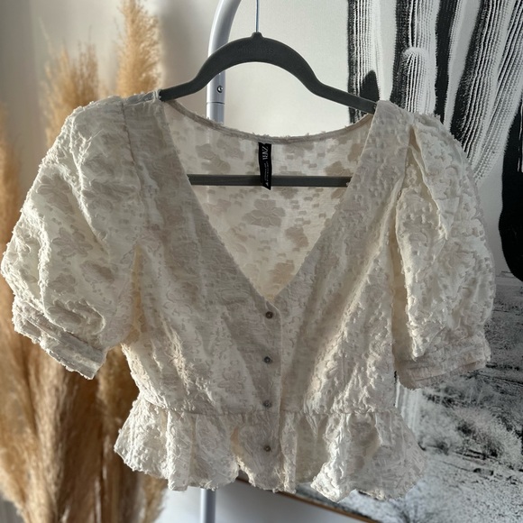 Creamy, textured, button crop top from Zara in size M - Picture 3 of 7